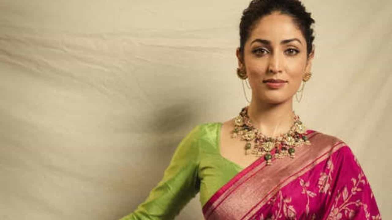 Yami Gautam: ১ লাখি বেনারসি শাড়িতে অনন্যা ইয়ামি গৌতম! কেমন লাগছে তাঁকে, দেখুন ছবিতে Yami Gautam: ১ লাখি বেনারসি শাড়িতে অনন্যা ইয়ামি গৌতম! কেমন লাগছে তাঁকে, দেখুন ছবিতে