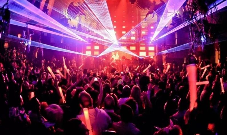 চণ্ডিগড়: অতি-আধপনিক পরিবেশের সঙ্গে যদি নিজেকে মেলাতে চান. তাহলে চণ্ডিগড় হল সেই শহর। বার, ক্লাব ও পাব ছাড়াও এখানে নাই  লাইফ অভিজ্ঞতা নেওয়া অবিস্মরণীয় হয়ে থাকবে। অভিনব পানীয়, বিয়ারের ফোয়ারা, স্মোকি হুইস্কি আর হাই-এন্ড রেস্তোরাঁর অভিজ্ঞতা নিতে চণ্ডিগড় হল দেশের অন্যতম সেরা জায়গা।