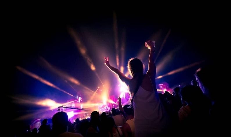 জয়পুর: ভাবছেন গোলাপি শহর ও নাইট লাইফের কোনও সম্পর্ক নেই! রাজপুত দূর্গ ও ইতিহাস সমৃদ্ধ এই শহরে রঙিন সংস্কৃতিও রয়েছে। হারতের সেরা ১০ নাইটলাইফ শহরগুলির মধ্যে জয়পুর হল রাজকীয় ঐশ্বর্যে ভরা নাইটপার্টির জন্য পরিচিত। 