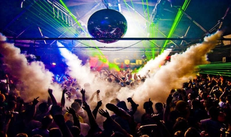 পুনে:শিক্ষার্থীদের জন্য ভারতের অন্যতম সেরা স্থান। বিশ্বমানের শিক্ষা, কেরিয়ার আর প্রাণবন্ত নাইটলাইফ। শহরে প্রচুর ডিস্কো, ক্লাব ও পাব রয়েছে, যেখানে সারারাত আপনি মিউজিকের সঙ্গে তাল মিলিয়ে নেচেই যেতে পারবেন। রক কনসার্ট, লাইভ পরফরম্যান্সের মতো বিনোদনমূলক অনেক বিকল্প এ শহরে রয়েছে।