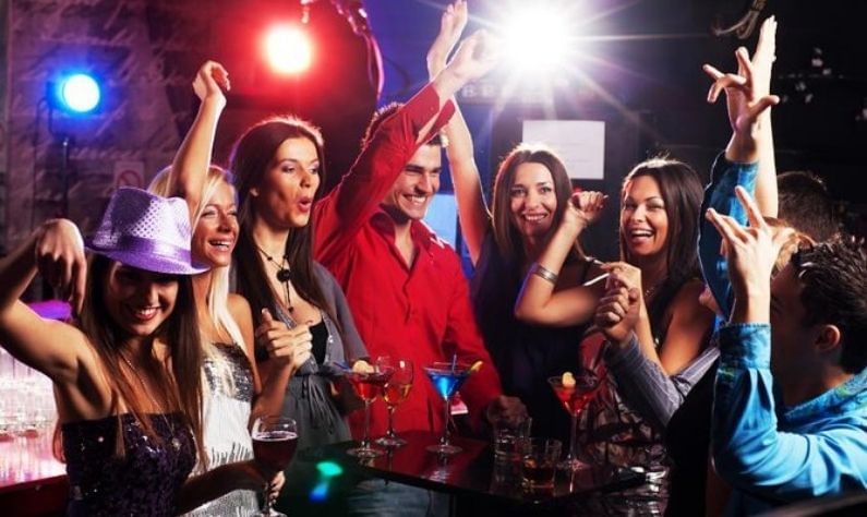 দিল্লি: সূর্য ডোবার পর থেকেই রাজধানীর রূপ আরও মায়াবী হয়ে ওঠে। ঠান্ডা পাব বা লাইভ মিউজিক বা জনপ্রিয় ঐতিহাসিক স্মৃতিসৌধের দৃ্যের সঙ্গে পছন্দের রেস্তোরাঁয় ডিনার করতে করতে কখন যে রাতে কেটে যাবে তা বুঝতেই পারবেন না। এখানে অনেক শপিং মল গভীর রাত পর্যন্ত খোলা থাকে।