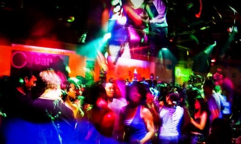 গোয়া: ভ্রমের জন্য যেমন সেরা, তেমনি নাইটলাইফ নিয়ে অভিজ্ঞতা অর্জন করতে গেলে গোয়ায় একবার যেতেই হবে। দেশের সেরা নাইটপার্টির জন্য বিখ্যাত এই শহরের সমুদ্রের সৈকতই নাইটপার্টির জন্য সেজে ওঠে। চাঁদের আলোয় ডিস্কো, র‍্যাভ নাইটস -সবই চলে এখানে।