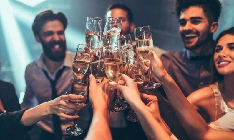 সারাদিন ঘুরে বেড়িয়ে হোটেল ঢুকেই ডিনার সেরে পরের দিন কোথায় যাবেন তার তোড়জোড় করা বাঙালিদের একটা ট্রেন্ড। তবে এবার গতানুগতিক জীবনযাত্রায় গা না এলিয়ে নাইটলাইফকে এনজয় করতে বেরিয়ে পড়তে পারেন রোমাঞ্চের হদিশে। 