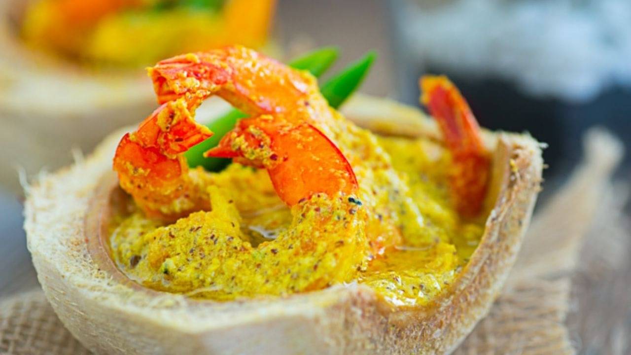 Recipe: পুজোয় এবার রেস্তোরাঁর মতো ডাব চিংড়ি বানিয়ে পরিবারকে চমকে দিন, রইল স্পেশাল মেনুর রেসিপি