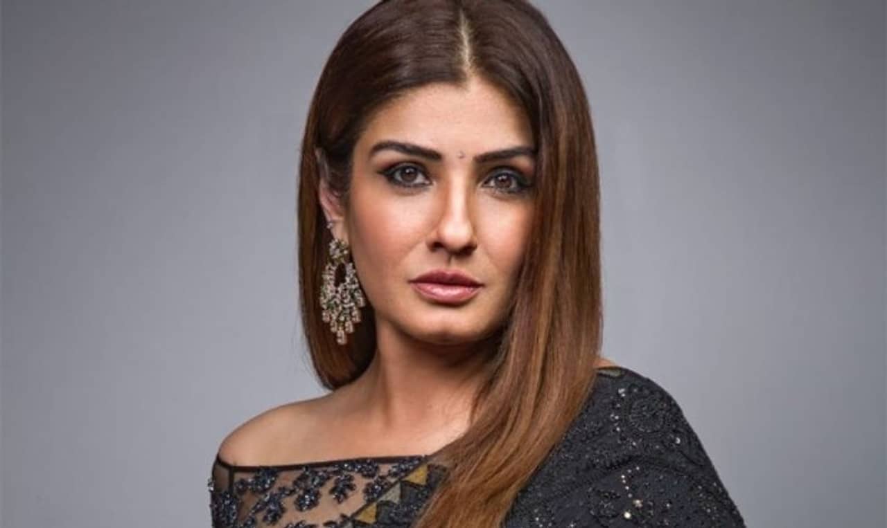 Raveena Tandon: অসাধারণ ক্রপ টপ- স্কার্টে গ্ল্যামারাস রবিনা ট্যান্ডন! এই ইন্দো-ওয়েস্টার্ন পোশাকের দাম কত জানেন?