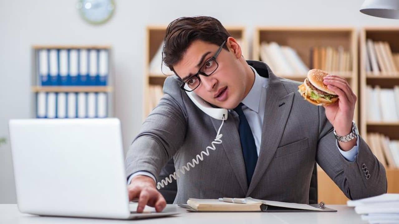 Side Effects: কাজের চাপে ল্যাপটপের সামনেই খাওয়ার অভ্যেস! কী মারাত্মক ভুল করছেন জানেন?