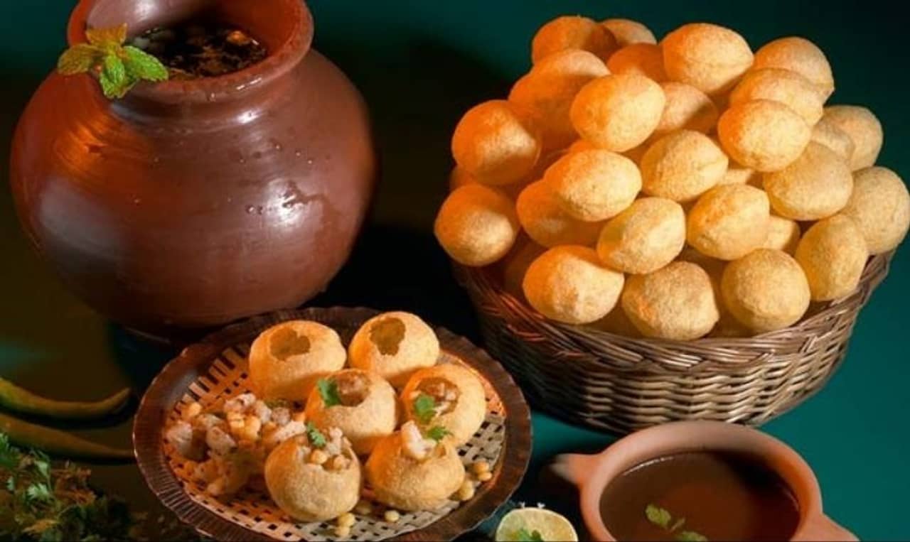 Free Pani Puri: মেয়ে হওয়ার আনন্দে ফ্রি-তে ফুচকা বিলি ফুচকাওয়ালার! পকেট থেকে খসল ৫০ হাজার টাকা!