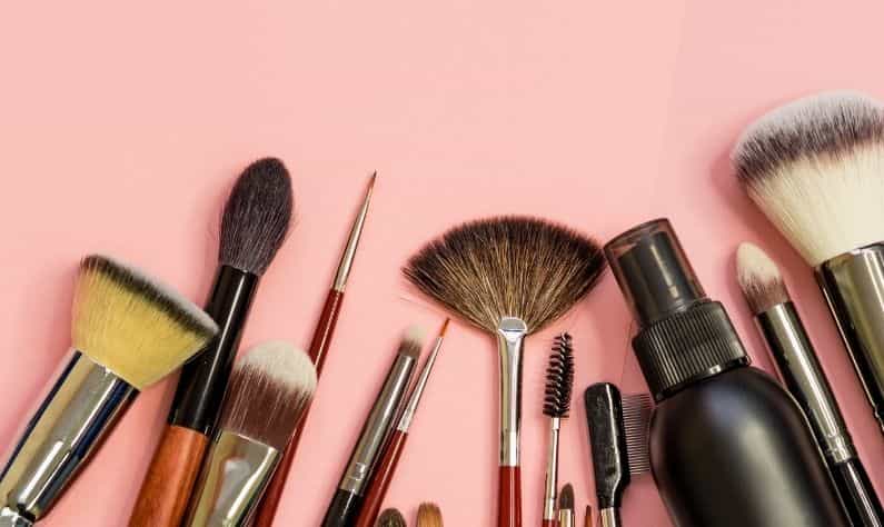 Makeup Brush: মেকআপ করার পর ব্রাশ নোংরা করে রেখে দেন! কীভাবে পরিস্কার করবেন, জেনে নিন...