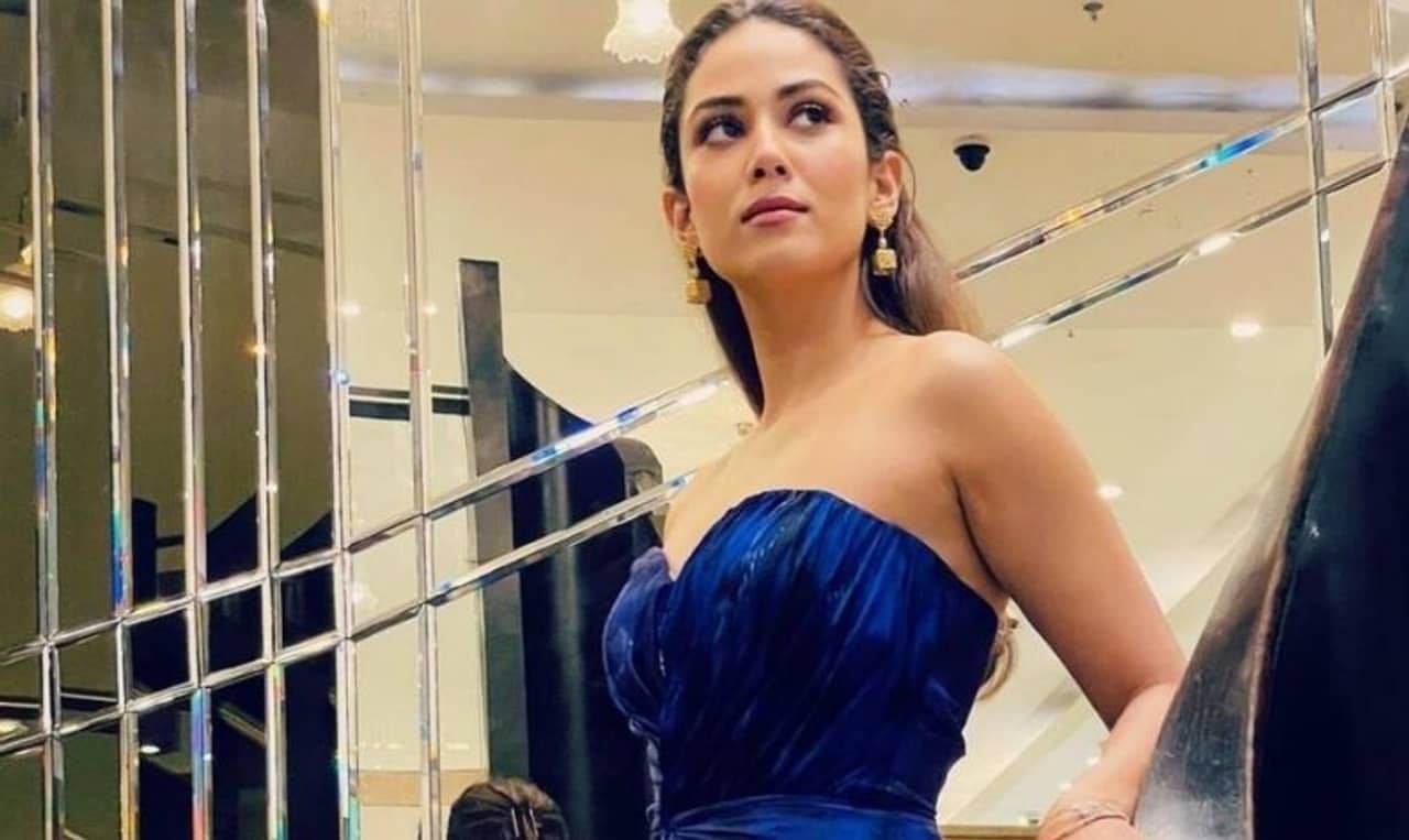 Mira Kapoor: উজ্জ্বল নীল ম্যাক্সি ড্রেস ও ট্রেডমার্ক লুকেই ইন্টারনেটে ঝড় তুললেন মীরা কাপুর!