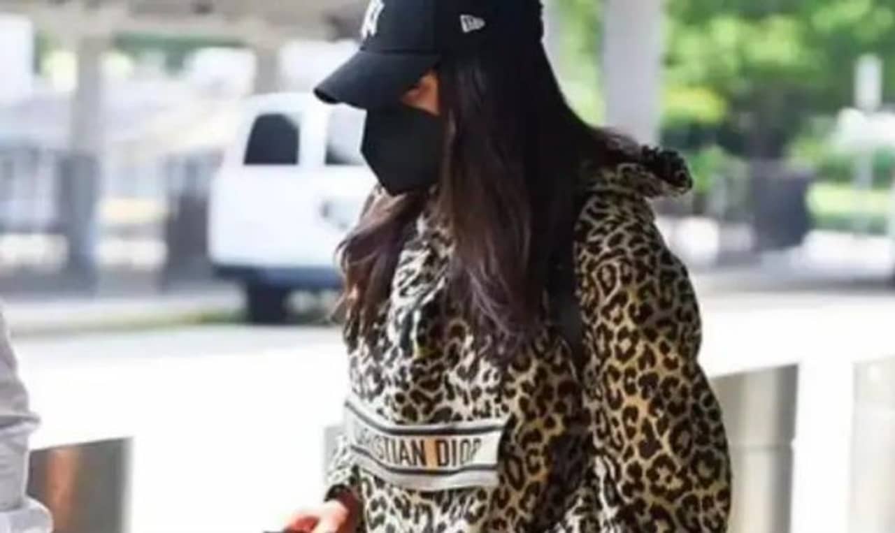 Priyanka Chopra Jonas: এয়ারপোর্ট লুকে প্রিয়াংকার লেপার্ড প্রিন্টেড হুডি ও ব্যাকপ্যাকের দাম শুনলে আঁতকে উঠবেন আপনি!