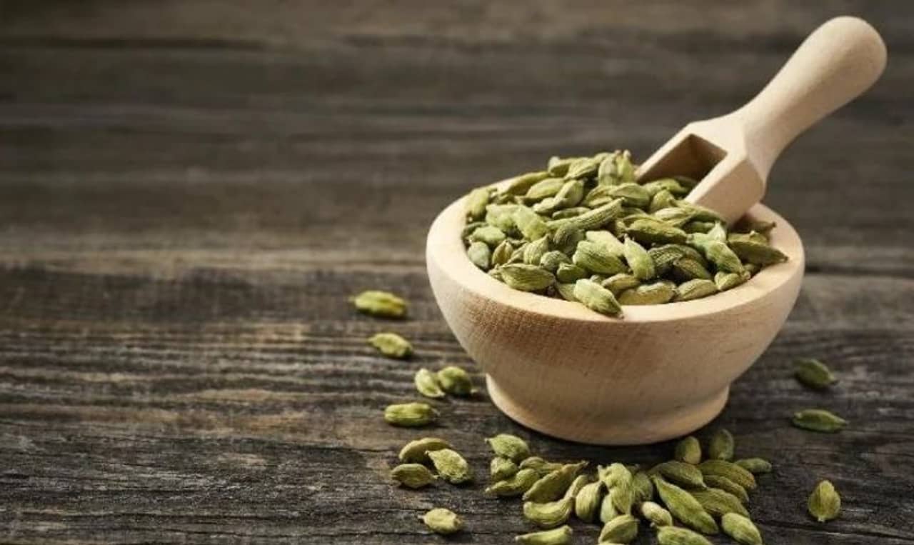 Obesity: অতিরিক্ত মেদ ঝরাতে মাত্র ৪টি এলাচই যথেষ্ট! কখন কীভাবে খাবেন, জানুন...
