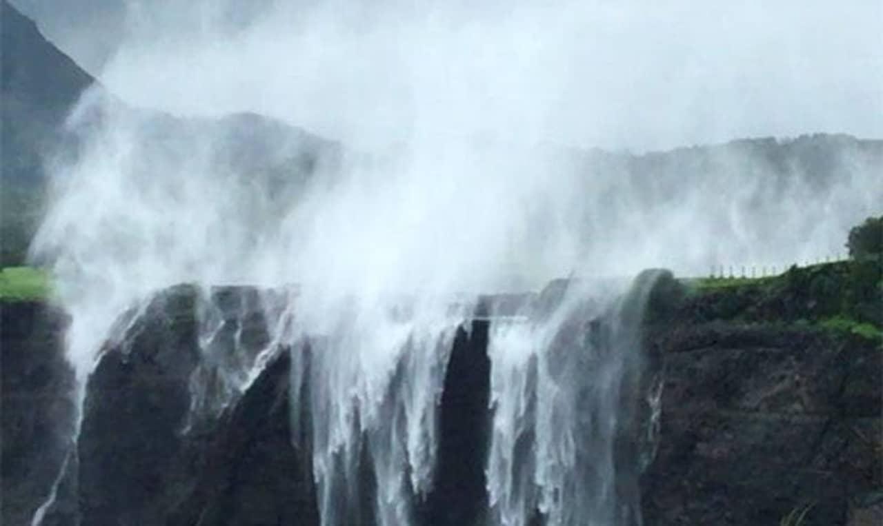 Maharashtra: এই বিচিত্র জলপ্রপাতের জলরাশি মাটি স্পর্শ করে না! ভিডিয়ো দেখলে চমকে যাবেন আপনি