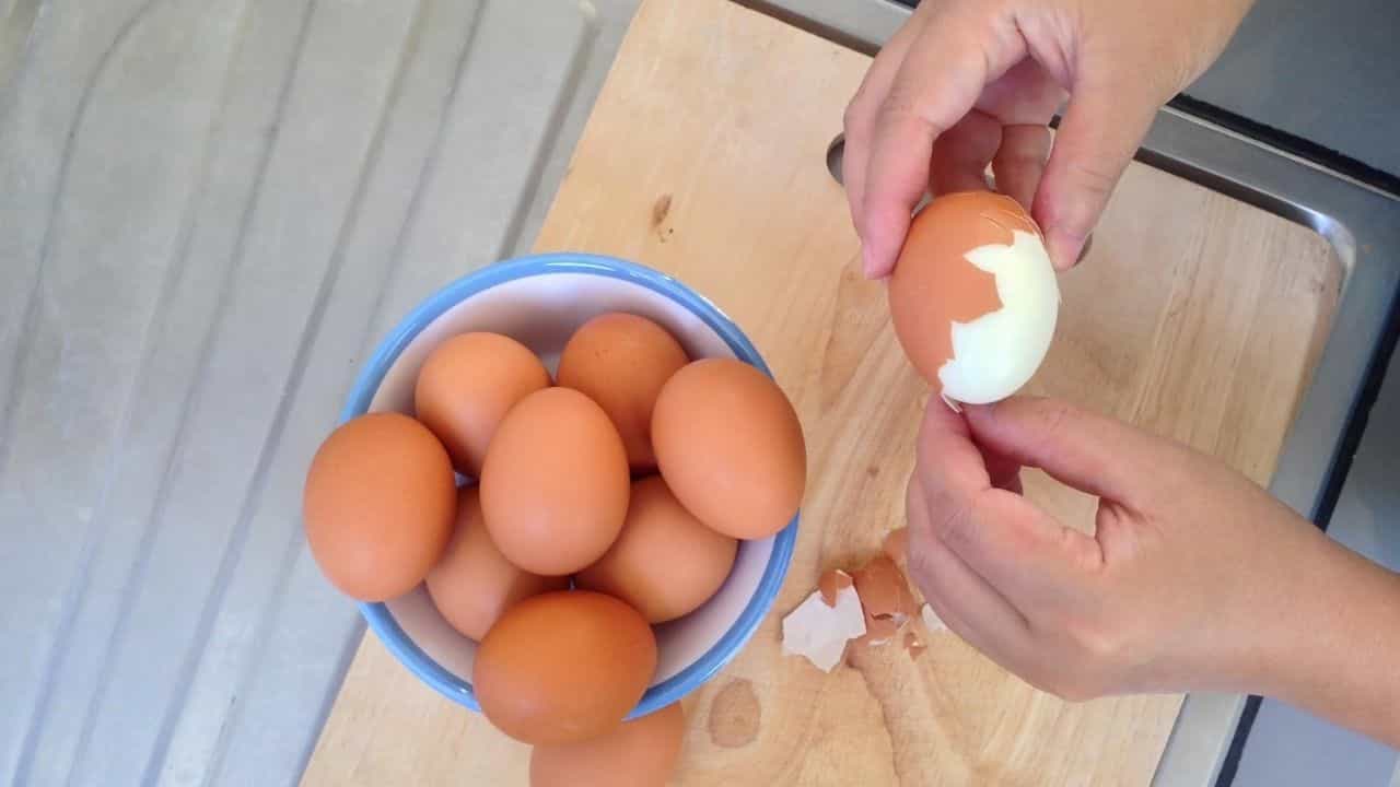 Peeling Boiled Egg: ডিমের খোসা ছাড়াতে গিয়ে সমস্যার মুখে পড়ছেন? এই সহজ পদ্ধতিগুলো আপনার সমস্যার সমাধান করতে পারে... Peeling Boiled Egg: ডিমের খোসা ছাড়াতে গিয়ে সমস্যার মুখে পড়ছেন? এই সহজ পদ্ধতিগুলো আপনার সমস্যার সমাধান করতে পারে...