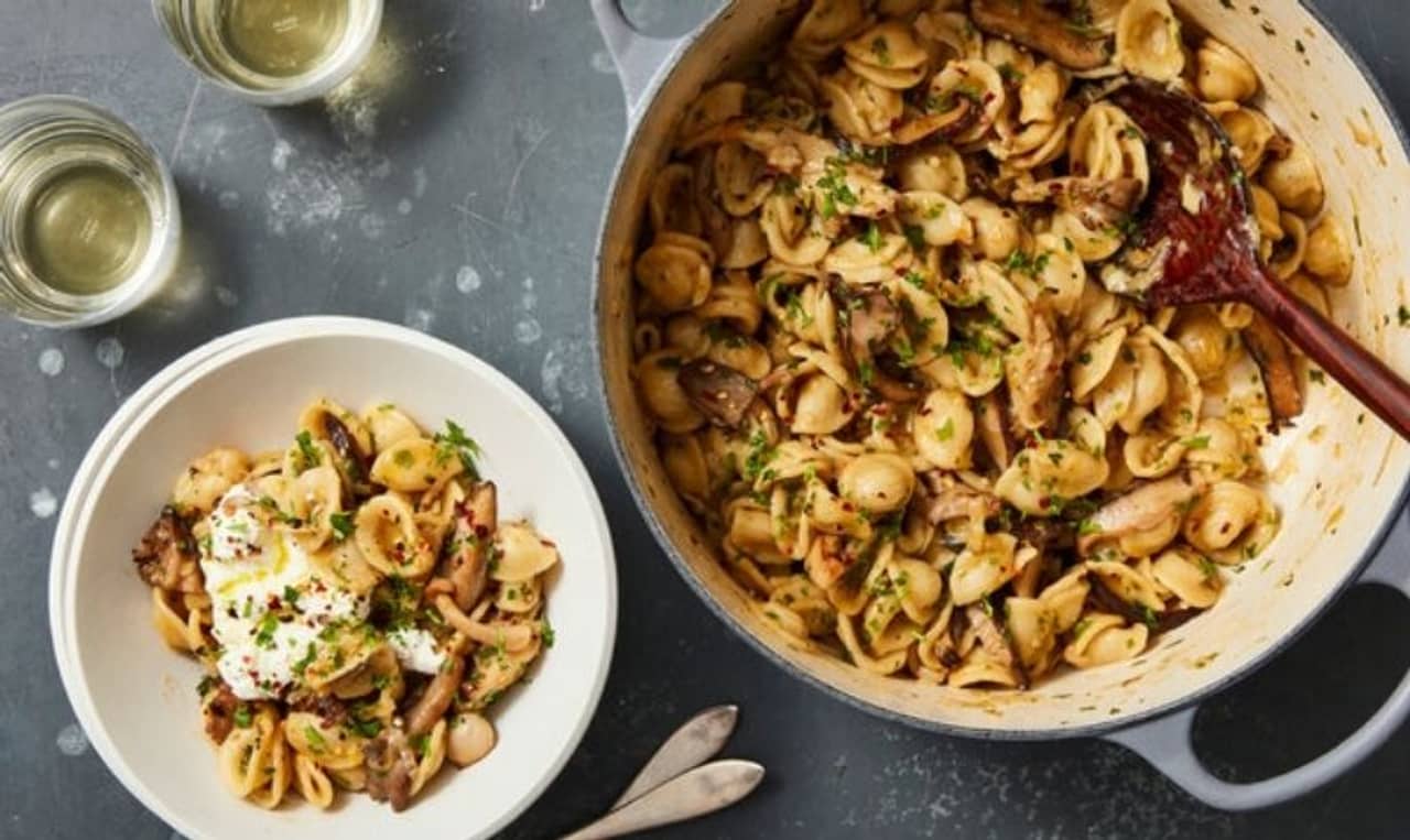 Recipe: রোজকার রান্নায় ট্যুইস্ট এনে তৈরি করুন ওয়ান-পট মাশরুম পাস্তা! রইল তার রেসিপি