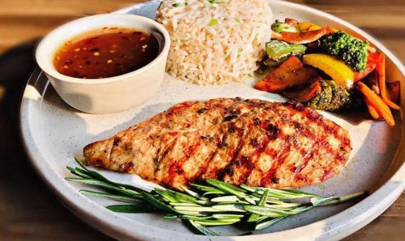 সংস্কৃতি-সমৃদ্ধ ঐতিহ্যবাহী কলকাতা আসলে বাঙালিয়ানা ছাড়াও খাবার-দাবারের দিকেও বেশ প্রসিদ্ধ। পার্কস্ট্রিটের তিনটি আইকনিক রেস্তোরাঁ- মোক্যাম্বো, ট্রিনকাস ও কোয়ালিটি, INTACH (ইন্ডিয়ান ট্রাস্ট ফর আর্ট অ্যান্ড কালচারাল হেরিটেজ) দ্বারা হেরিটেজ ট্যাগ পেয়েছে।