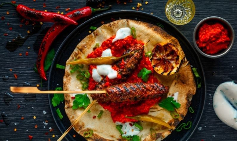 মেনুকার্ডে এই পদগুলির পাশে এখনও H দিয়ে চিহ্নিত করা হয়, যাতে অতিথিরা বুঝতে পারেন, এই খাবারগুলি ১৯৫৬ সাল থেকে এখনও এই রেস্তোরাঁতে পরিবেশন করা হয়।