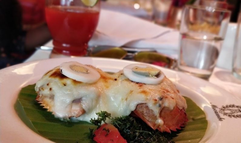 মোক্যাম্বো: ১৯৫৬ সালে শিবাজি ভি কোঠারি প্রথম শুরু করেছিলেনষ পার্ক স্ট্রিটের অত্যন্ত জনপ্রিয় এই রেস্টুরেন্টটি একটি ইটালিয়ান শেফের ডিজাইন করা বিচিত্র মেনুর জন্য পরিচিত। বিফ স্টেক, হ্যাপ স্টেক, প্রণ ককটেল, চিকেন চিপটল, টোস্ট অন অ্যাসপারাগাস, ফিস স্টেক- এই খাবারগুলি ঐতিহ্যের সঙ্গে পরিবেশন করা হয়।