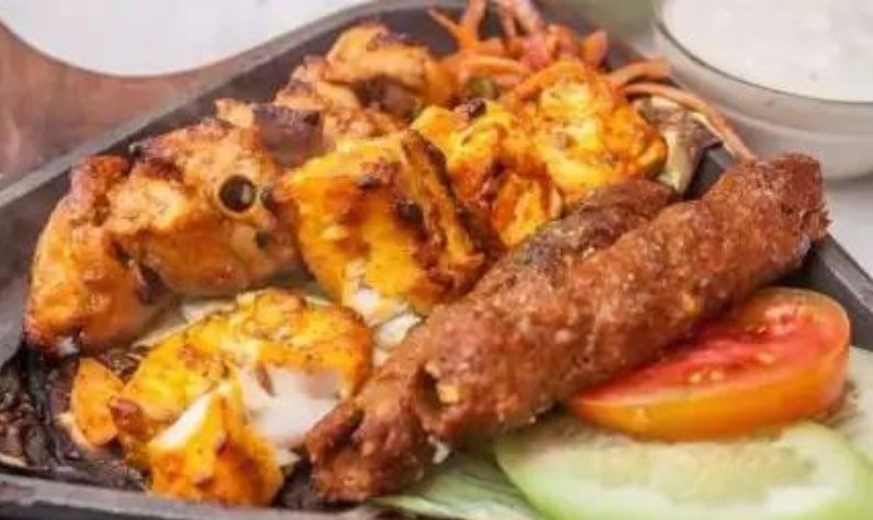 ট্রিঙ্কাস রেস্তোরাঁ- ১৯৩৯ সাল সুইস দম্পতি প্রথমে একটি বেকারি ও চায়ের দোকান হিসেবে তৈরি করেছিলেন। কেক, পেস্ট্রি, কফি., চা বিক্রি করা হত। ১৯৬০ সালে কলকাতাবাসী ওম প্রকাশ পুরি ও এলিশ জোশুয়া মালিকানা গ্রহণ করে একটি রেস্তোরাঁর রূপ দেন। এখানে এখনও লাইভ মিউজিকের জন্য বিখ্যাত। উত্তর ভারতীয়, চিনা ও কন্টিনেন্টাল মেনুর জন্য বিশেষ পরিচিত।