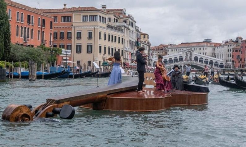 Venice: ভেনিসে ভাসছে বিশালাকার একটি বেহালা! চলছে সাত সুরের আসর!