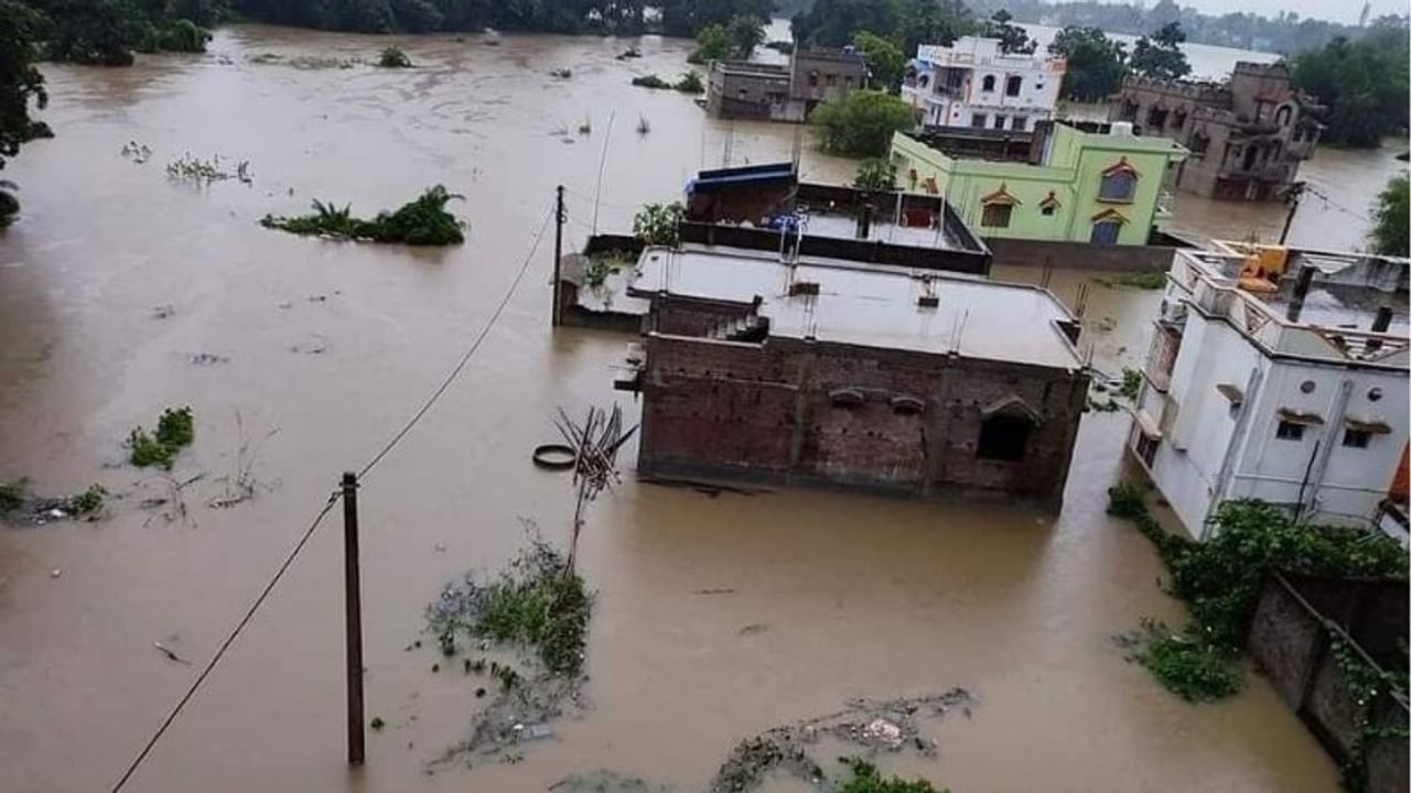 গত দু’দিনে নিম্নচাপের বৃষ্টির জের। ভেসে গিয়েছে দক্ষিণবঙ্গের একের পর এক জেলা। এখনও জল নামেনি একাধিক জায়গার। সমস্যায় রয়েছেন প্রচুর মানুষ। এরই মধ্যে ফের জল ছাড়ার সিদ্ধান্ত নিল মুকুটমণিপুর কংসাবতী সেচ দফতর।