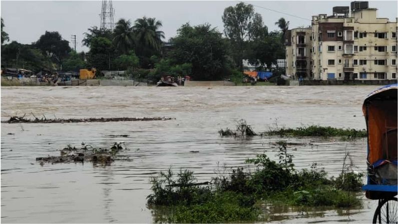 গতকালের একটানা অবিরাম বৃষ্টির ফলে এমনিতেই সৃষ্টি হয়েছে বন্যা পরিস্থিতি। কংসাবতীর বিভিন্ন এলাকা ও বেশিরভাগ ব্রিজ চলে গিয়েছে জলের তলায়।