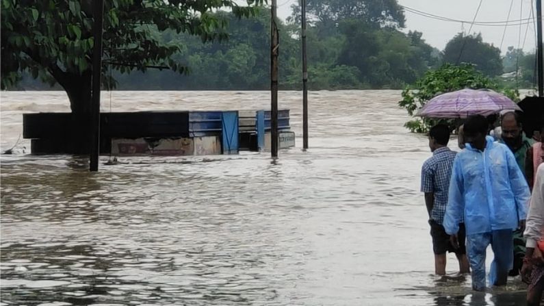 এদিকে আশঙ্কা যে পরিমাণ জল ছাড়া হচ্ছে তাতে বানভাসি হবে হাওড়ার আমতা, উদনারায়ণপুর ও দামোদরের নিম্ন তিরবর্তী এলাকা। 