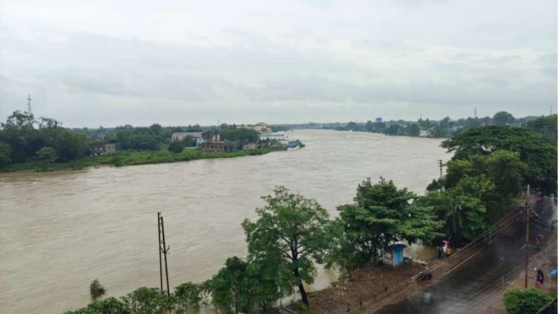 জানা গিয়েছে বাড়িয়ে দেওয়া হয়েছে ডিভিসি থেকে জল ছাড়ার পরিমাণ। বর্তমানে ১.৮৬ লক্ষ কিউসেক হারে জল ছাড়ছে দুর্গাপুর। এই পরিমাণ আরও বাড়তে পারে বলে আশঙ্কা করা হচ্ছে।