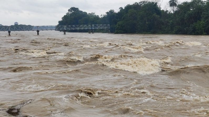 জানা গিয়েছে, প্রায় ২৫ হাজার কিউসেক জল ছাড়ার সিদ্ধান্ত নেওয়া হয়েছে মুকুটমণিপুর কংসাবতী জলাধার থেকে। এখন বর্ধমানে জলস্তর রয়েছে ৪৩৪.২ ফুট। এই অবস্থায় যদি জল ছাড়া হয় ক্ষতির মুখে পড়বে ঘাটাল-পশ্চিম মেদিনীপুর সহ বিভিন্ন এলাকা।