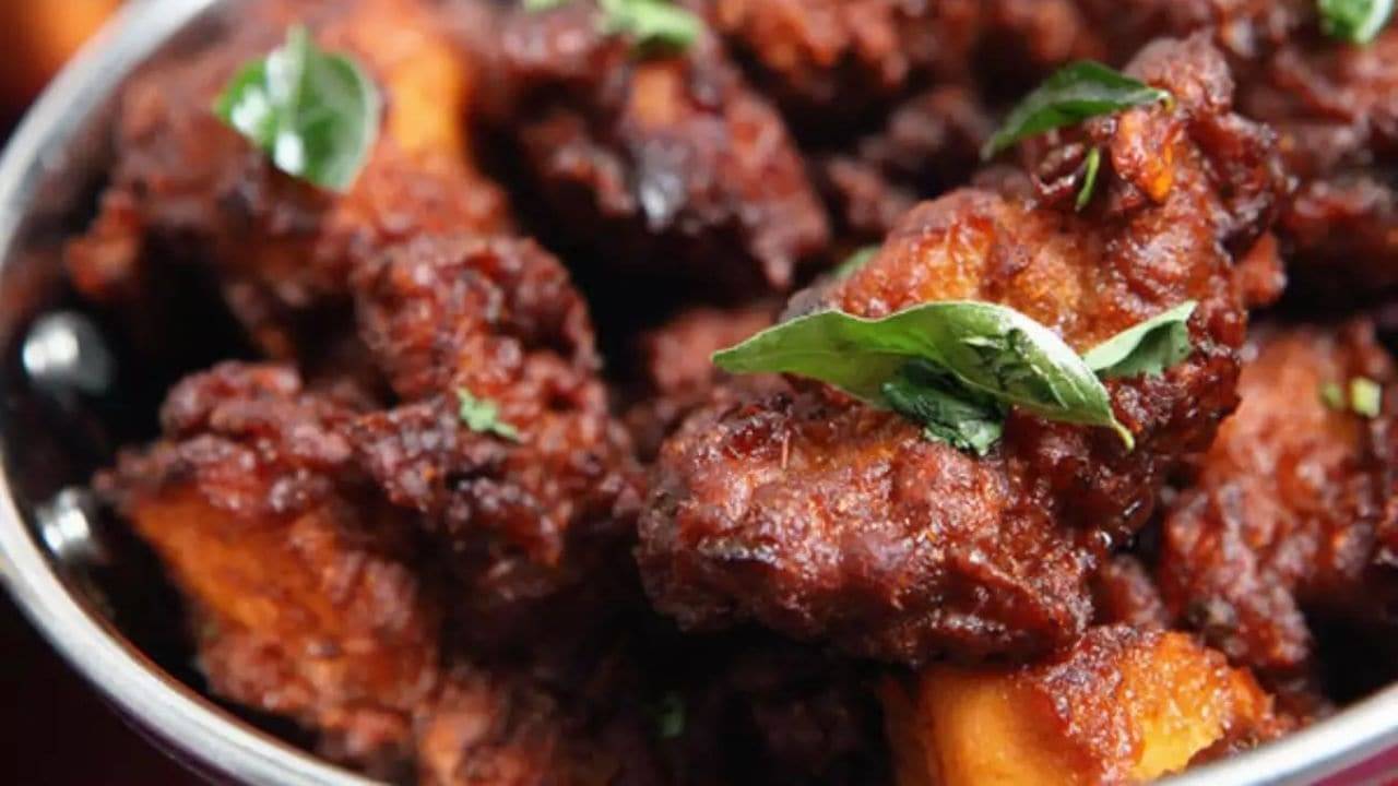 Recipe: নবমীর লাঞ্চে এবার বাড়তি শোভা যোগ করুন, স্টার্টারের জন্য বানিয়ে ফেলুন চিকেন তাওয়া ফ্রাই...