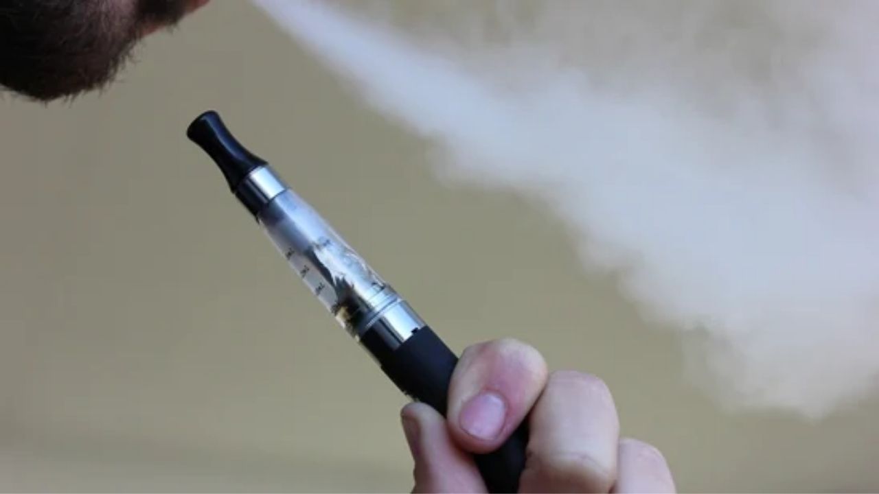 E-Cigarette Side Effects: ই-সিগারেট খেলে বাড়বে রক্তচাপ, সঙ্গে বাড়বে স্ট্রোকের সম্ভাবনাও!