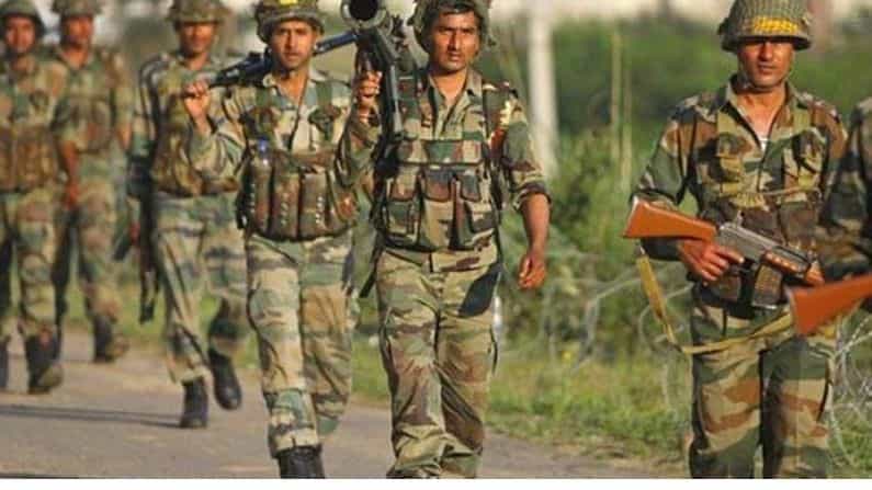 ভারতীয় সেনাকে (Indian Army) নিয়ে দেশবাসীর গর্বের শেষ নেই। অতন্দ্র প্রহরীর মতো পৃথিবীর সর্ববৃহৎ গণতন্ত্রের এই দেশকে আগলে রেখেছে সেনা বাহিনী। ছোটবেলা থেকেই অনেকে স্বপ্ন দেখেন ন্যাশনাল ডিফেন্স অ্যাকাডেমিতে (National defence Academy) যোগ দেওয়ায়। প্রত্যেক বছর লক্ষ লক্ষ পরীক্ষার্থী ভারতীয় সেনা বাহিনীতে যোগ দেওয়ার জন্য পরীক্ষায় বসেন। প্রত্যেক সেনা জওয়ানকেই শুরুতে খুবই সাধারণ একটি উর্দি দেওয়া হয়। পরবর্তীকালে পারদর্শিতা, পদমর্যাদা ও প্রমোশনের ভিত্তিতে উর্দির বদল ঘটে। কোন উর্দিধারীর কোন পদমর্যাদা, আম ভারতীয়দের পক্ষে সেটা বোঝা একটু শক্ত। আজ সেই দিকেই আলোকপাত করা যাক।