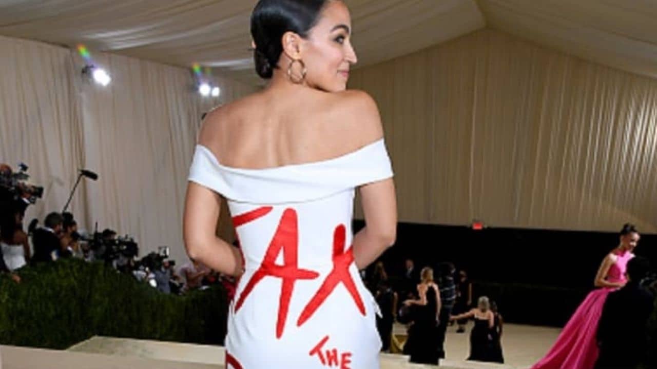 Met Gala 2021: Alexandria Ocasio-Cortez: মেট গালায় কংগ্রেস মহিলার বার্তাকে ঘিরে তুমুল শোরগোল! কী ছিল সেই বার্তা?