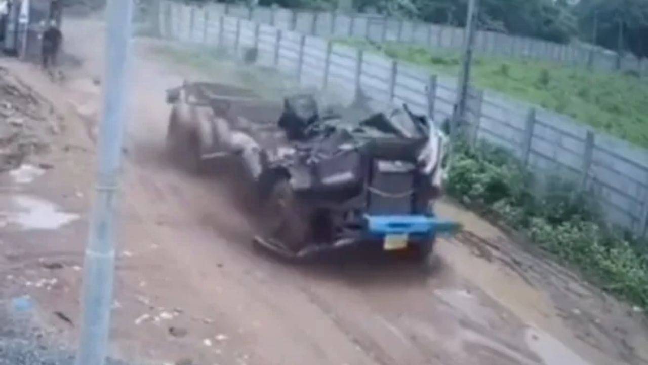 Viral Video: বাঁক নিতে গিয়ে ট্রাক গেল ভেঙে, ট্রাকের গড়িয়ে যাওয়া অংশ ধরতে ছুটল ড্রাইভার!