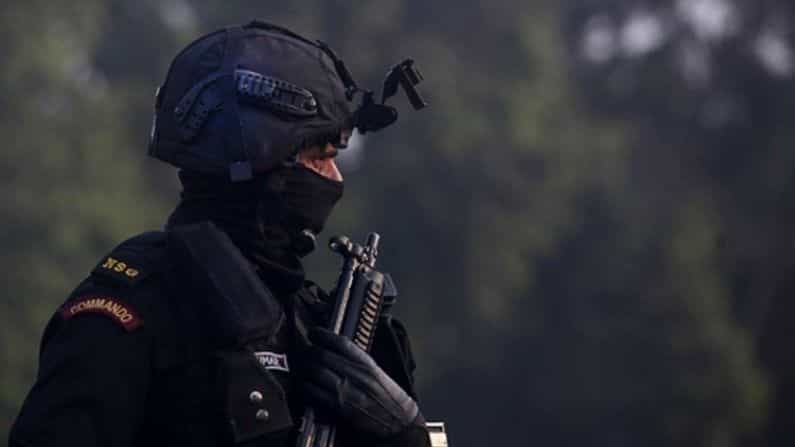 মুম্বই হামলার (Mumbai Attack) কালো অধ্যায়েও জ্বলজ্বল করে উঠেছিল একদল কালো উর্দীধারী। ওবেরয়, তাজ হোটেল (Taj Hotel) ও নরিম্যান হাউসে জঙ্গিদের হাত থেকে অসংখ্য পণবন্দিদের উদ্ধার করেছিলেন অসীম সাহসী ও লক্ষ্যে অবিচল এনএসজি কমান্ডোরা (NSG Commando)।