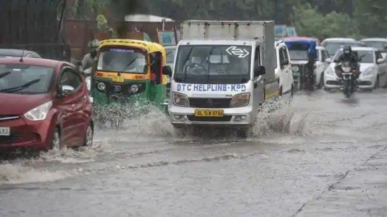 নয়া দিল্লি: ১১ই সেপ্টেম্বর, শনিবার সকাল থেকে দেশের রাজধানী দিল্লিতে প্রবল বৃষ্টি শুরু হয়েছে। আগে থেকেই ভারী বর্ষণের পূর্বাভাস দিয়ে গেরুয়া সতর্কতা জারি করেছিল জাতীয় আবহাওয়া দপ্তর। আবহাওয়া দপ্তর সূত্রের খবর, রাজধানী দিল্লির সফদরজঙ্গ স্টেশনে শেষ ২৪ ঘণ্টায় ৯৪.৭ মিমি বৃষ্টিপাত নথিভুক্ত হয়েছে। ছবি: ট্যুইটার