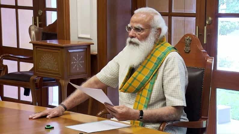 ২০২২ উত্তর প্রদেশ বিধানসভা ও ২০২৪ এর লোকসভা নির্বাচনের কথা মাথায় রেখেই মোদীর ৭১ তম জন্মদিনে রাজনৈতিকভাবে ব্যবহার করতে চাইছে বিজেপি। ইতিমধ্যেই প্রধানমন্ত্রীর জন্মদিনে জনপরিষেবায় তাঁর ২০ বছর অতিক্রম হওয়া নিয়ে একধিক কর্মসূচি নিয়েছে কেন্দ্রের শাসক দল। নরেন্দ্র মোদীর ৭১ তম জন্মদিনে প্রাক্কালে চলুন দেখে নেওয়া যাক পোশাকের বৈচিত্র্যে ধরা দেওয়া তাঁর কিছু ছবি। এই ছবিতে প্রধানমন্ত্রীকে তাঁর নিজের দফতরে কর্মরত অবস্থায় দেখা যাচ্ছে। খুব সাধারণ কুর্তা পাজামার সঙ্গে গামছা প্রিন্টের একটি উত্তরীয় পরিহিত অবস্থায় বসে রয়েছেন তিনি। ছবি: টুইটার