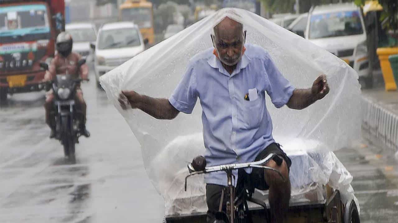 Weather Update: আরও এক ঘূর্ণাবর্ত! মঙ্গল-বুধ ভারী বৃষ্টি, বৃহস্পতিতে ভাসবে কি ভবানীপুর? Weather Update: আরও এক ঘূর্ণাবর্ত! মঙ্গল-বুধ ভারী বৃষ্টি, বৃহস্পতিতে ভাসবে কি ভবানীপুর?