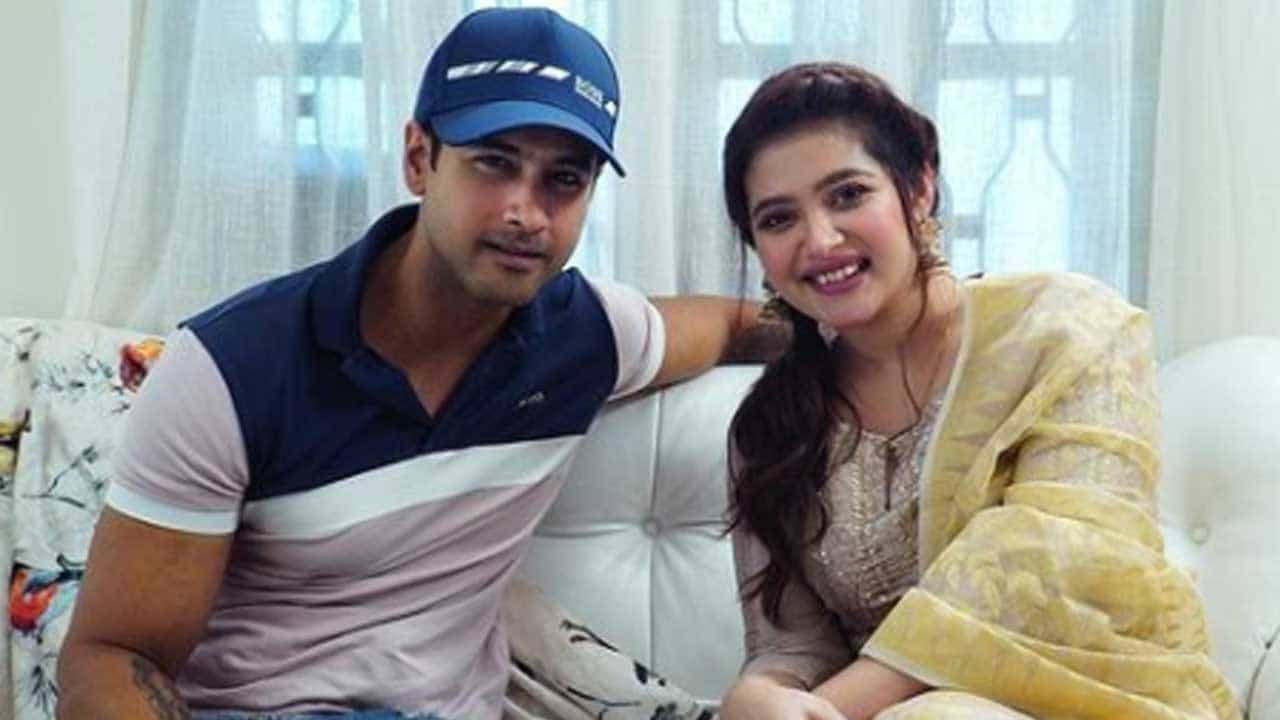 গত এই সময়টাতে একসঙ্গেই ছিলেন তাঁরা। এ বছরও এক সঙ্গে কাটছে সময়। তাঁরা অর্থাৎ অভিনেতা যশ এবং এনা সাহা। হয়তো ভাবছেন যশের সঙ্গে হঠাৎ আলোচনায় নুসরতের বদলে কেন উঠে এল এনা সাহার নাম?