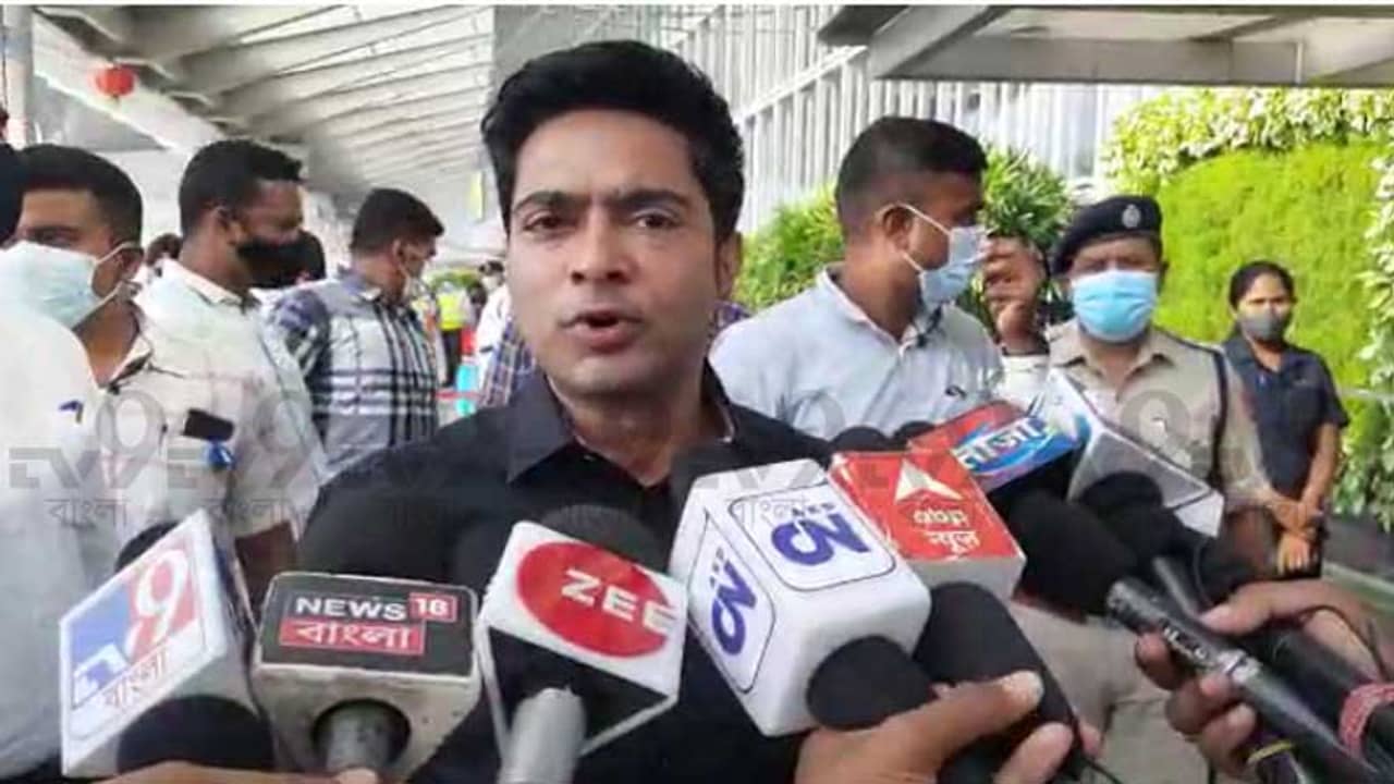 কেউ কাগজে মুড়ে টাকা নিচ্ছেন, অথচ চার্জশিটে নাম নেই!, দিল্লিতে তলবকে প্রতিহিংসার রাজনীতি বললেন অভিষেক