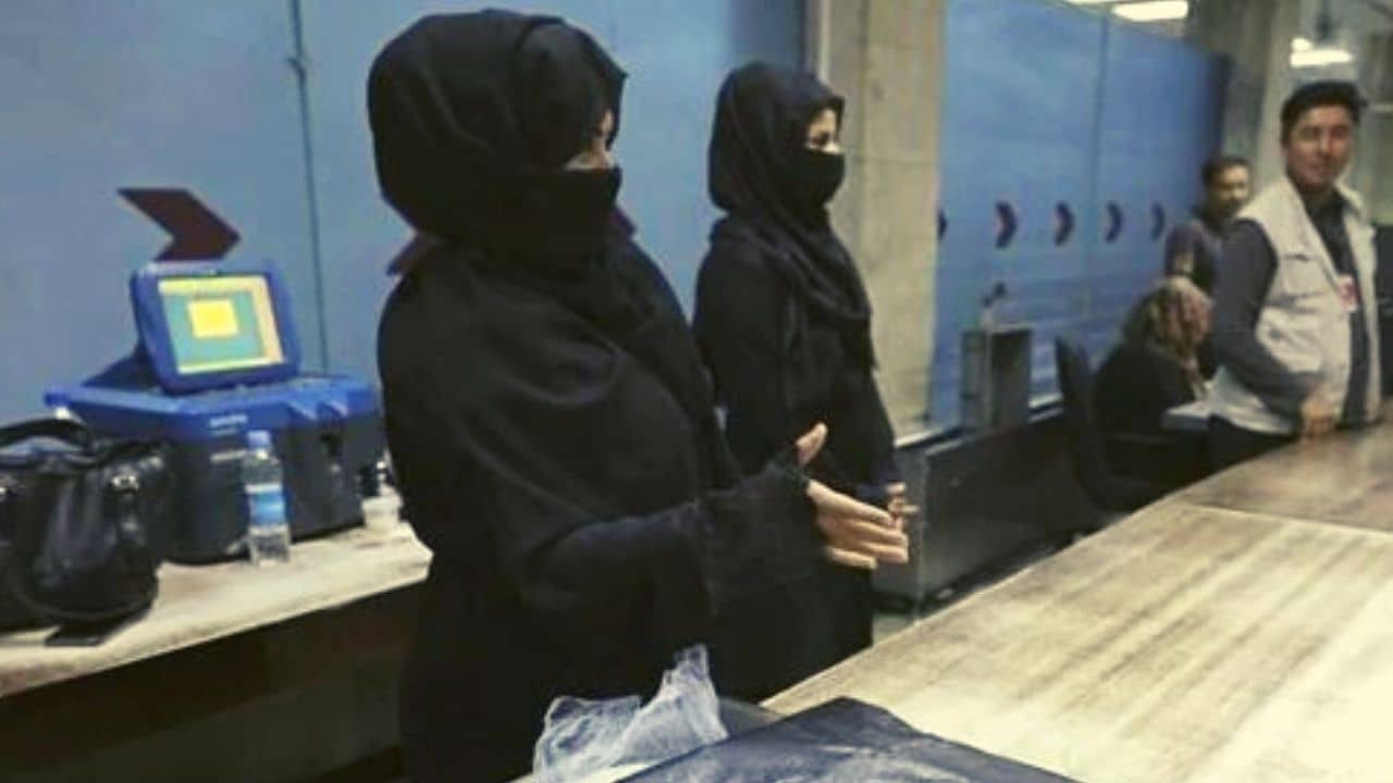 Afghan Women: মেয়েরা কেন বঞ্চিত! প্রতিবাদে স্কুলে যাচ্ছে না আফগান ছাত্ররা