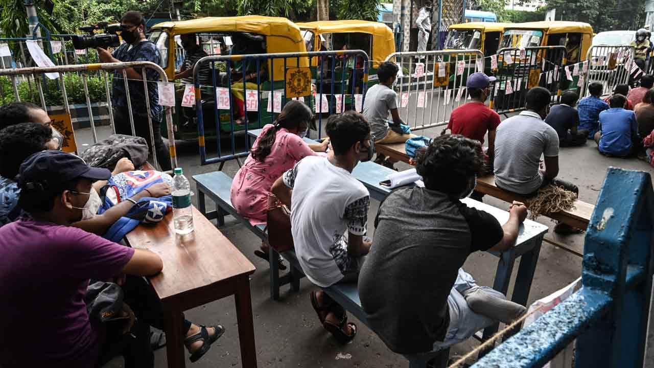 যাদবপুরের সহ উপাচার্য চিরঞ্জীব ভট্টাচার্য জানান, বিভিন্ন জায়গা থেকে দাবি এসেছিল ভবিষ্যতে তো ক্লাস শুরু হবে। তার জন্য পড়ুয়াদের টিকাকরণ করানো হোক। যারা টিকা পায়নি অথচ চাইছে টিকা নিতে তাদের একটা তালিকা তৈরির প্রক্রিয়া শুরু হয়েছে গুগল ফর্মে। এটা শিক্ষক সংগঠন জুটার উদ্যোগে চলছে। ছাত্ররাও সকলে এগিয়ে এসেছে। সকলের সম্মিলিত প্রচেষ্টায় এই উদ্যোগ সাফল্য পাবে বলেই জানিয়েছেন তিনি।  ছবি AFP