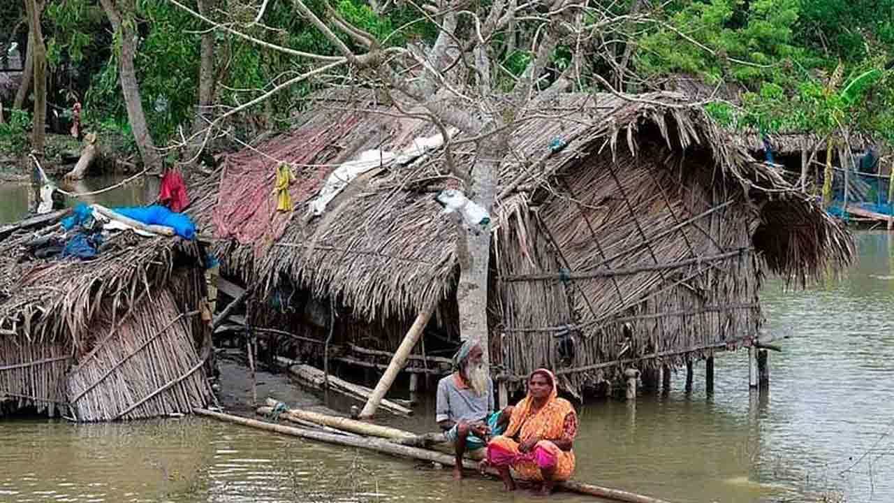 Cyclone Amphan: আমফান দুর্নীতি মামলায় রাজ্যের ভূমিকায় অসন্তুষ্ট হাইকোর্ট এবার নিজেই দেখবে মামলার গতিবিধি Cyclone Amphan: আমফান দুর্নীতি মামলায় রাজ্যের ভূমিকায় অসন্তুষ্ট হাইকোর্ট এবার নিজেই দেখবে মামলার গতিবিধি