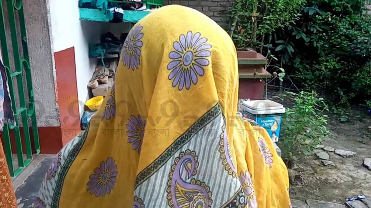 রাতে মা থাকে না, তখনই এসব করে! ও আমার সৎ বাবা বলেই হয়ত... বিস্ফোরক ষষ্ঠের ছাত্রী