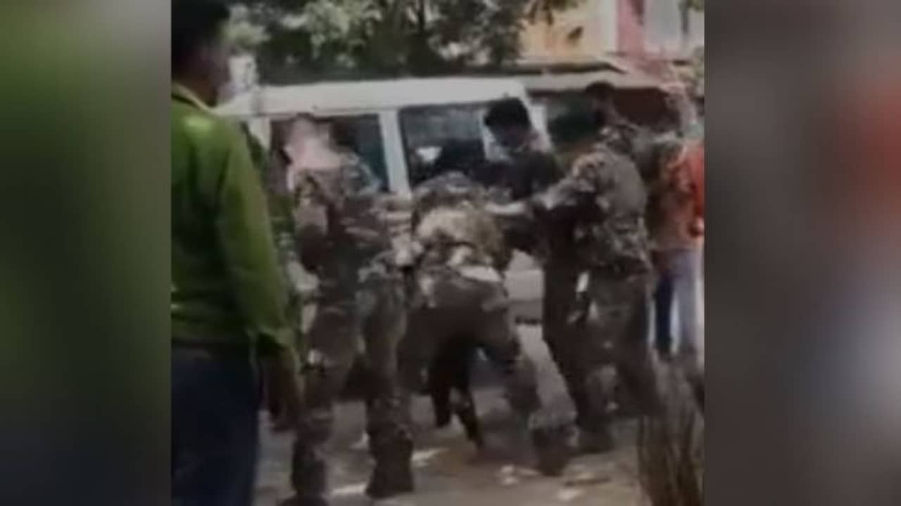 মাস্ক কোথায়?, বাইকের চাবি কাড়ল পুলিশ, ফেরত চাইতেই মাঝরাস্তায় ফেলে বেধড়ক মার জওয়ানকে