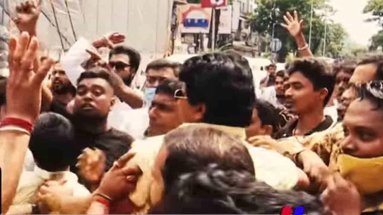 Bhawanipore: রাতের ভবানীপুরে ফের উত্তেজনা, দুই যুবককে উইকেট দিয়ে মারধর, আঘাত থুতনিতে Bhawanipore: রাতের ভবানীপুরে ফের উত্তেজনা, দুই যুবককে উইকেট দিয়ে মারধর, আঘাত থুতনিতে