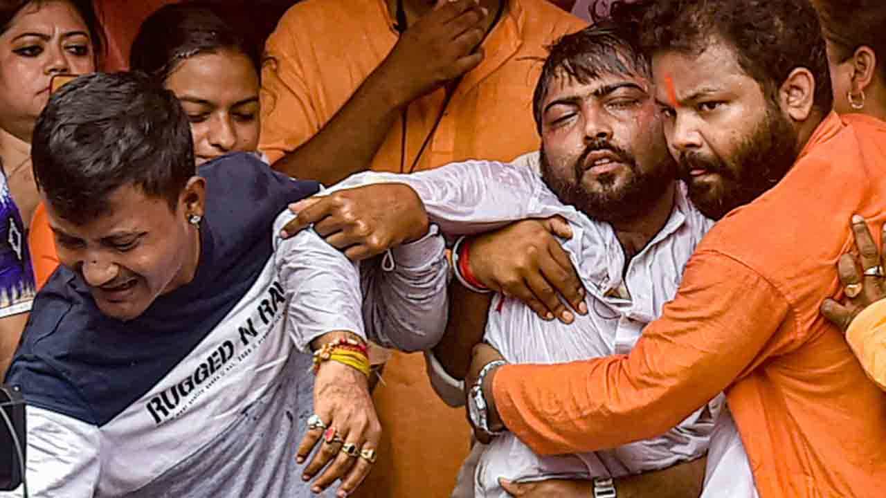 Bhawanipore By-Election: বাড়ি বাড়ি ঘুরে প্রচারের অনুমতি না থাকায় গোলমাল, কমিশনকে জানাল কলকাতা পুলিশ Bhawanipore By-Election: বাড়ি বাড়ি ঘুরে প্রচারের অনুমতি না থাকায় গোলমাল, কমিশনকে জানাল কলকাতা পুলিশ