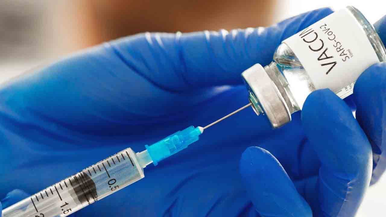 COVID Vaccination: দুর্যোগের তিন দিনে ৩৩ লক্ষ! 'পর্যাপ্ত টিকা পেলে ৩ মাসেই শেষ হবে রাজ্যবাসীর টিকাকরণ'