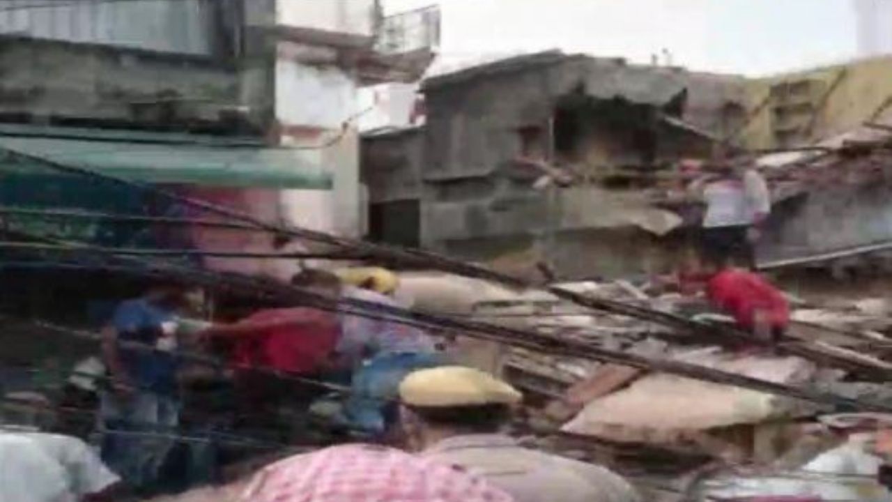 Delhi Building Collapsed Update: বাজার চলাকালীনই চারতলা বাড়ি ভেঙে মৃত ২ শিশু, এখনও জারি উদ্ধারকার্য