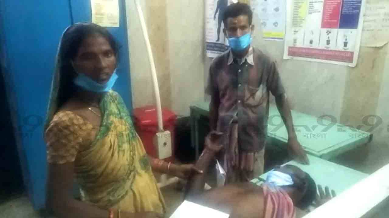 Canning: ছেড়া নোট দিলি কেন? বলেই বাচ্চা মেয়েটাকে মারধর শুরু করল, প্রতিবাদ করায় মার বাবা-দাদুকেও