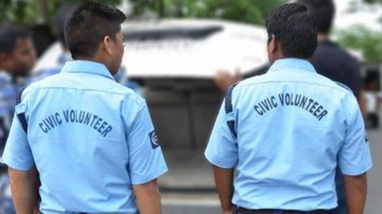 Civic volunteer: রাস্তায় ২ যুবককে ফেলে পেটাচ্ছে সিভিক পুলিশ, ভিডিয়ো ভাইরাল হতেই নিন্দার ঝড় নেট দুনিয়ায়